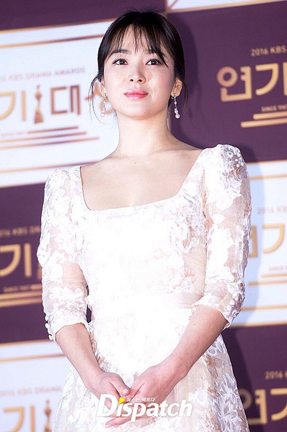 Song Hye Kyo trước và sau ly hôn: Từ nữ thần thuần khiết nhưng bảo thủ trở thành mỹ nhân táo bạo, gợi cảm-3