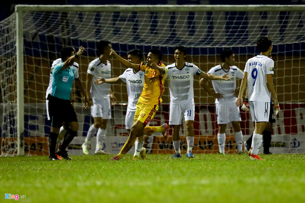 Xuân Trường lập cú đúp, cãi trọng tài trong 90 phút đầy biến cố-4