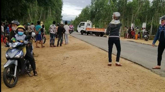 Ô tô lao như tên bắn vào tổ CSGT đang chặn bắt, một chiến sĩ và xe chuyên dụng văng vào lề đường-2