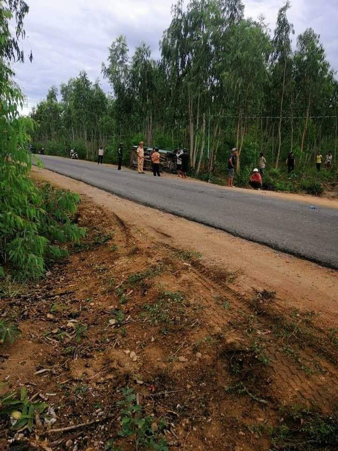 Ô tô lao như tên bắn vào tổ CSGT đang chặn bắt, một chiến sĩ và xe chuyên dụng văng vào lề đường-3