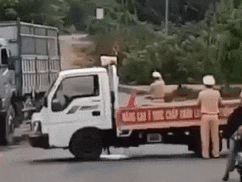 Đại úy CSGT trong vụ ô tô lao vào xe chuyên dụng: Không ngờ tài xế lại hung hãn và liều lĩnh như vậy-3