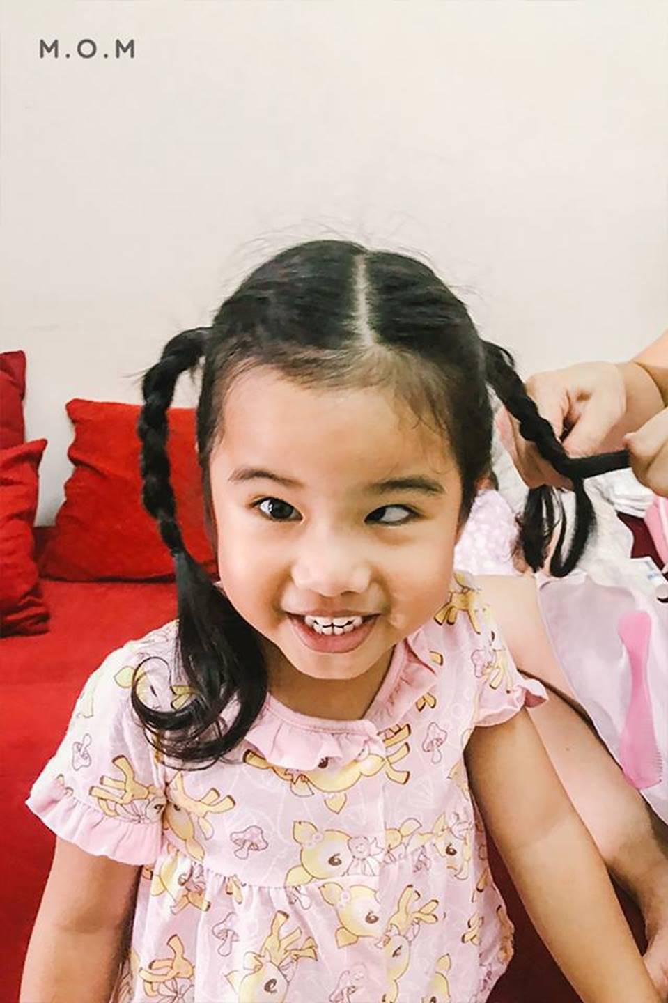 Những hậu quả đau lòng khi cho trẻ sử dụng điện thoại: 2 tuổi cận 9 độ rưỡi, 13 tuổi phát điên vì chơi điện thoại quá nhiều-1