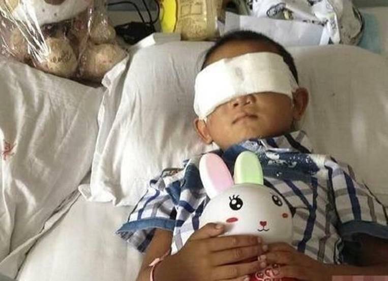 Những hậu quả đau lòng khi cho trẻ sử dụng điện thoại: 2 tuổi cận 9 độ rưỡi, 13 tuổi phát điên vì chơi điện thoại quá nhiều-5