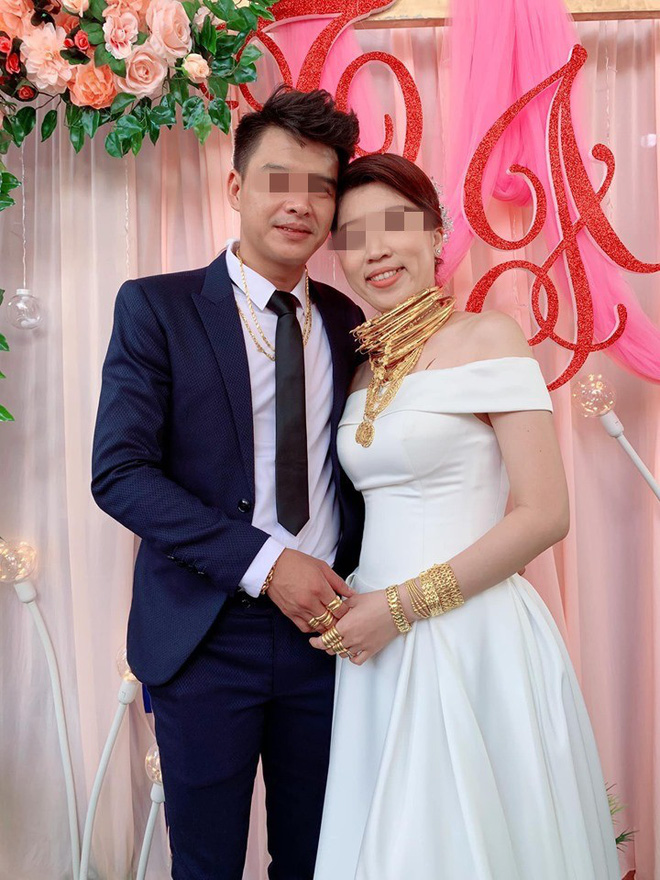 Hình ảnh cô dâu đeo vàng nặng trĩu cổ và kín 2 bàn tay trong ngày cưới khiến dân mạng trầm trồ-2