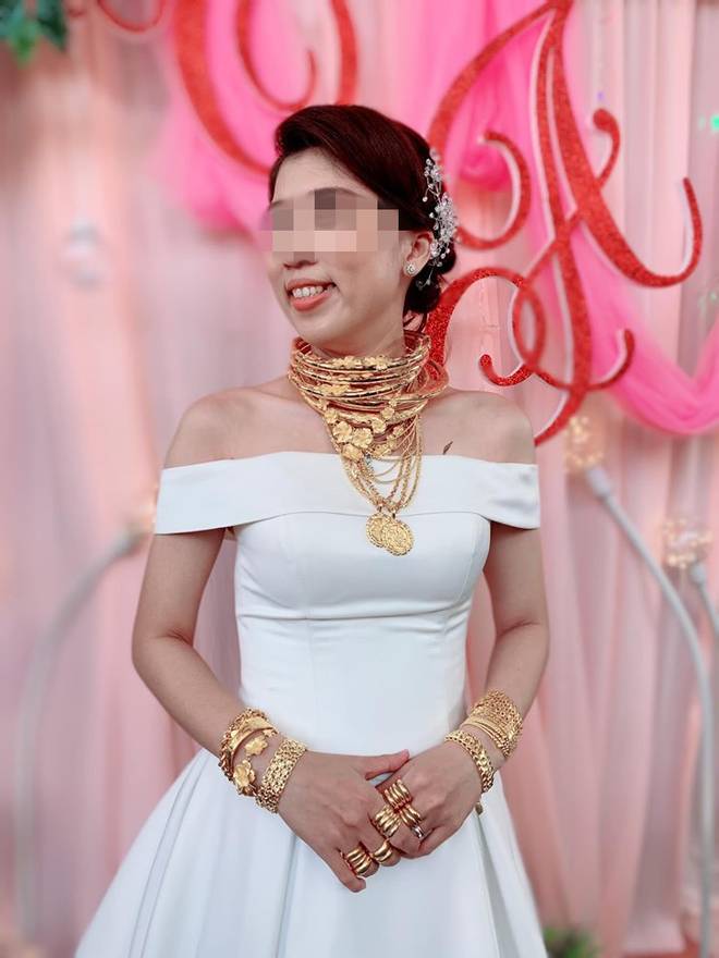 Hình ảnh cô dâu đeo vàng nặng trĩu cổ và kín 2 bàn tay trong ngày cưới khiến dân mạng trầm trồ-3