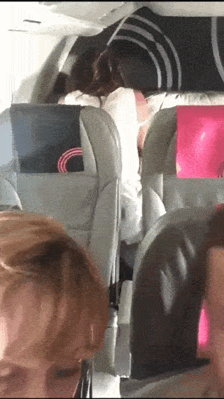 Cặp đôi thản nhiên quan hệ ngay trên máy bay, bất chấp mọi sự kinh ngạc của bao nhiêu hành khách-1