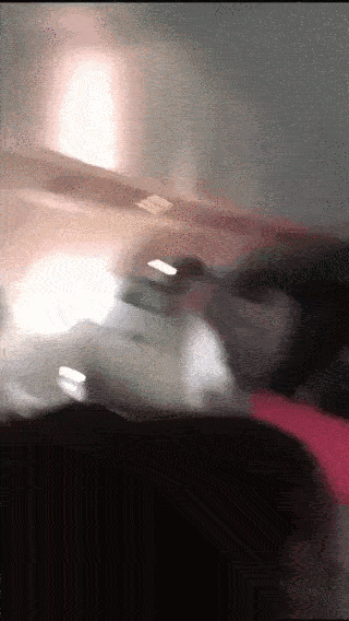 Cặp đôi thản nhiên quan hệ ngay trên máy bay, bất chấp mọi sự kinh ngạc của bao nhiêu hành khách-2