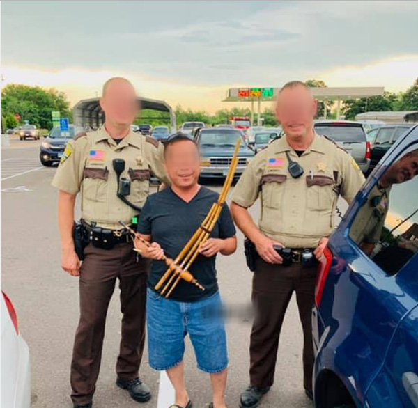 Ông bố Việt sang Mỹ du lịch bất ngờ trở thành nhân vật nguy hiểm”, cảnh sát ùa đến bao vây vì mang thứ đặc biệt của người H’Mông bị nhầm là súng cỡ đại-1