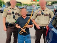 Ông bố Việt sang Mỹ du lịch bất ngờ trở thành “nhân vật nguy hiểm”, cảnh sát ùa đến bao vây vì mang thứ đặc biệt của người H’Mông bị nhầm là súng cỡ đại