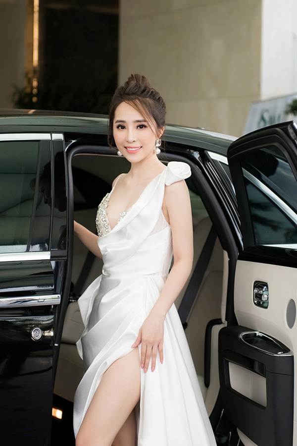 Nhã của Về nhà đi con ngồi xế hộp triệu đô, khoe vòng một gợi cảm ở event-4