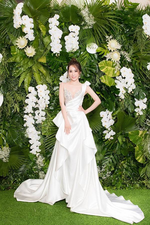 Nhã của Về nhà đi con ngồi xế hộp triệu đô, khoe vòng một gợi cảm ở event-5