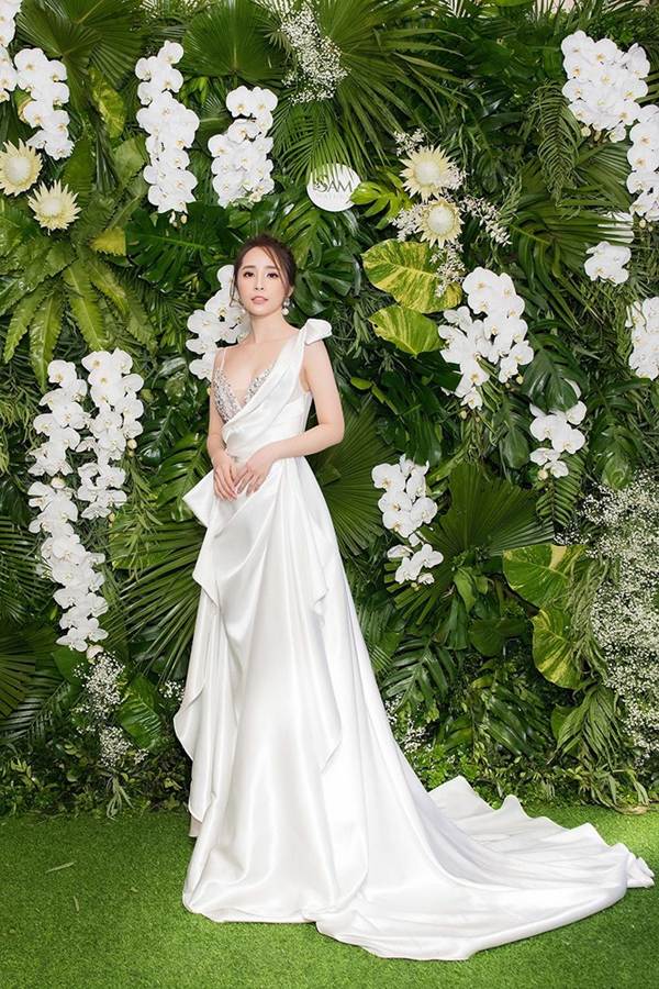 Nhã của Về nhà đi con ngồi xế hộp triệu đô, khoe vòng một gợi cảm ở event-6