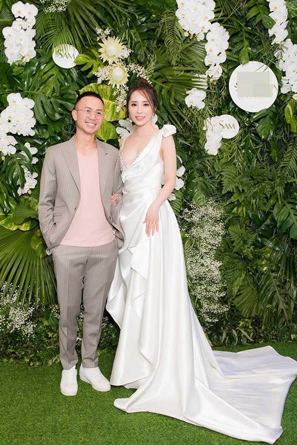 Nhã của Về nhà đi con ngồi xế hộp triệu đô, khoe vòng một gợi cảm ở event-9