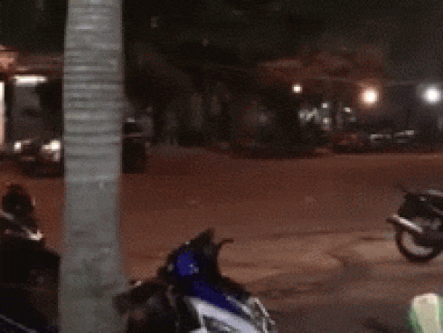 Ô tô 7 chỗ quay vòng vòng giữa ngã tư rồi húc đổ nhiều xe máy trên phố Đà Nẵng