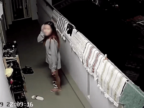 Clip: Lén lút trộm giày phòng bên, gái xinh xấu hổ khi phát hiện camera chĩa thẳng vào mặt