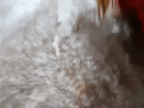 Nước lũ như thác đổ, hàng trăm khách vẫn vui vẻ ngồi ăn cỗ cưới