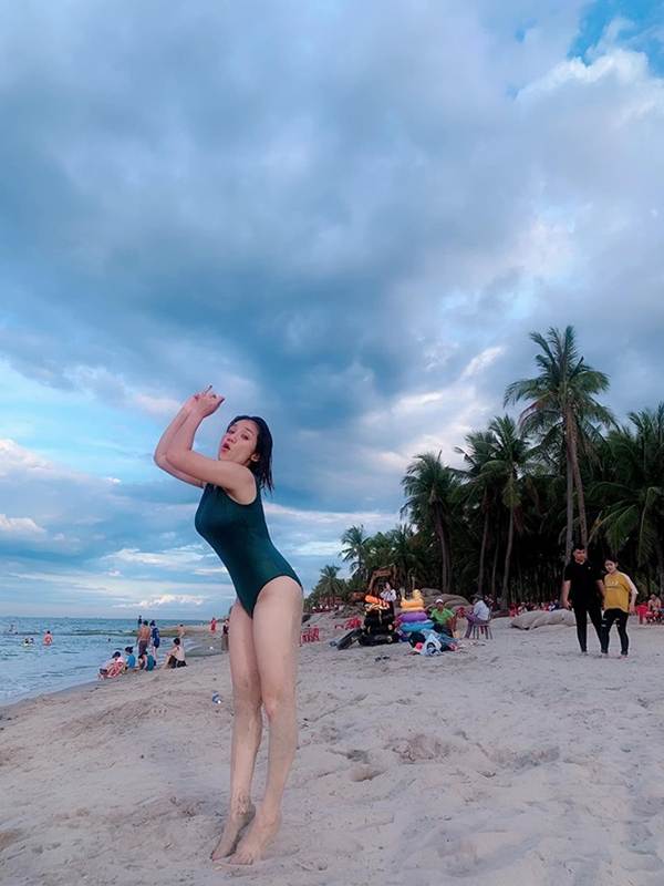 MC Cát Tường khoe ảnh áo tắm gợi cảm ở tuổi U50-2