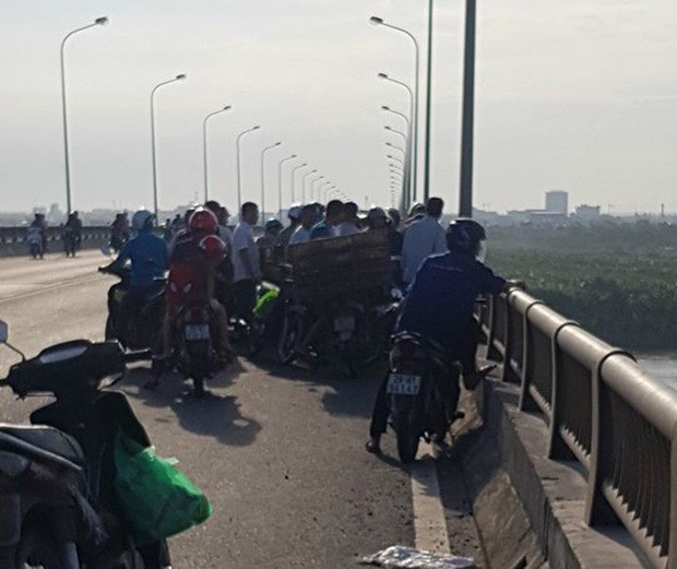 Cô gái để lại xe máy trên cầu rồi bất ngờ gieo mình xuống sông tự tử-2