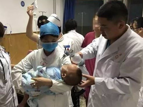 Bé 18 tháng mất mạng chỉ vì viên thuốc sủi, nguyên nhân do cha mẹ đã cho con uống thuốc sai cách