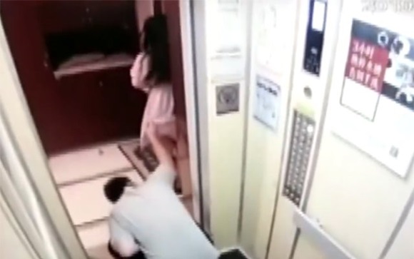 Đi cùng thang máy với kẻ biến thái, cô gái bị vén váy nhìn trộm mà không biết gì-2