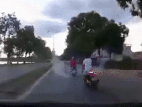 Phóng nhanh vượt ẩu, hai xe máy đâm trực diện văng xuống đường-1