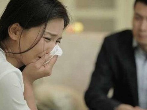 Chồng đột nhiên đi tắm suối nước nóng, vợ bước vào khiến chồng và nhân tình vơ vội áo quần