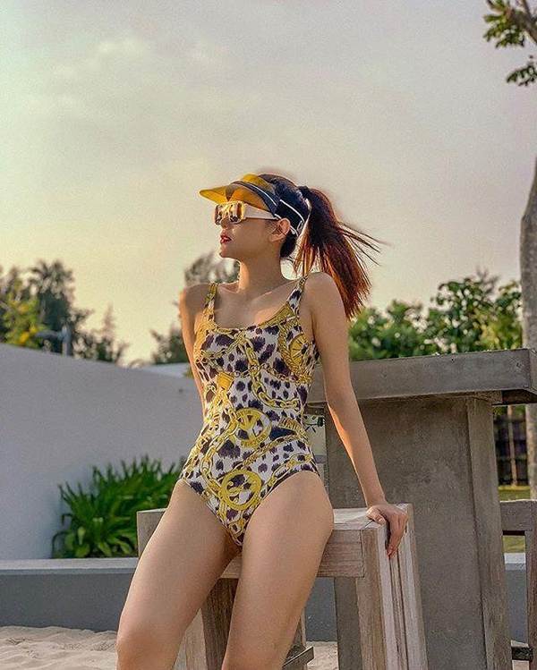 Đứng hình với ảnh bikini khoe vòng 1 bốc lửa của ca sĩ Minh Hằng-4