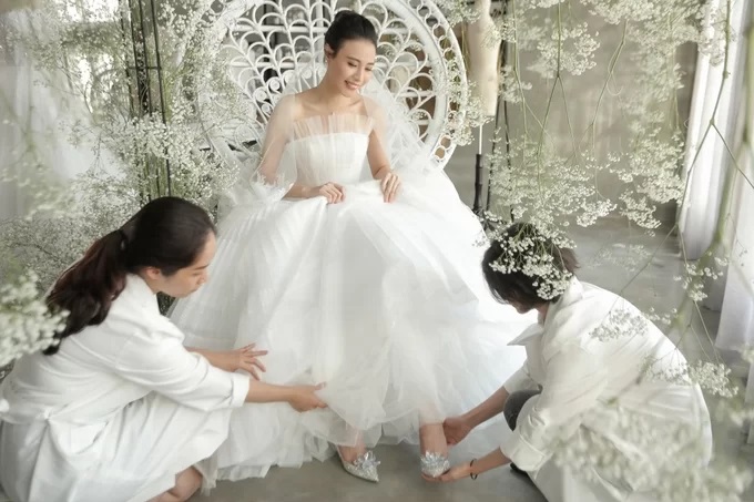Cận cảnh 3 chiếc váy cưới chính thức trong hôn lễ với Cường Đô la giúp Đàm Thu Trang tỏa sáng như nàng công chúa bước ra từ chuyện cổ tích-2