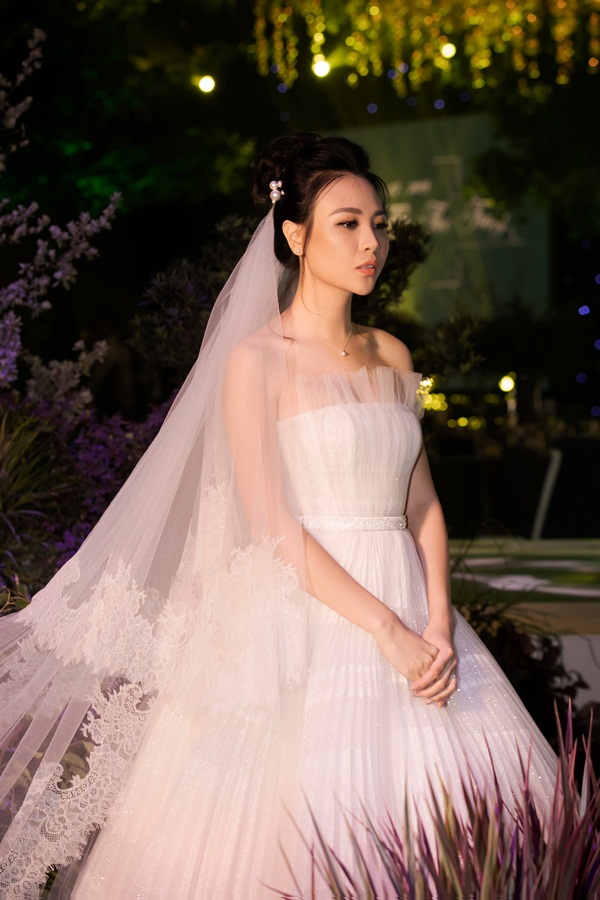 Cận cảnh 3 chiếc váy cưới chính thức trong hôn lễ với Cường Đô la giúp Đàm Thu Trang tỏa sáng như nàng công chúa bước ra từ chuyện cổ tích-3