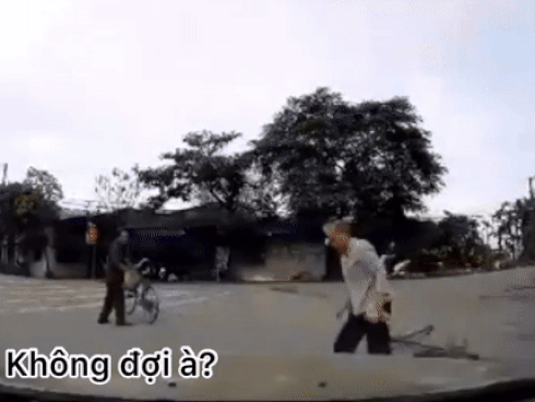 Cụ ông sang đường không đợi, cụ bà vứt xe nằm lăn ra đường dỗi hờn