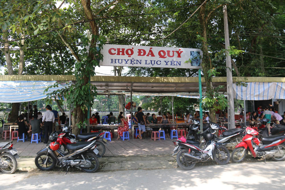 Bất ngờ những món hàng nhỏ xíu giá tiền tỷ trong khu chợ quê ở Yên Bái-1