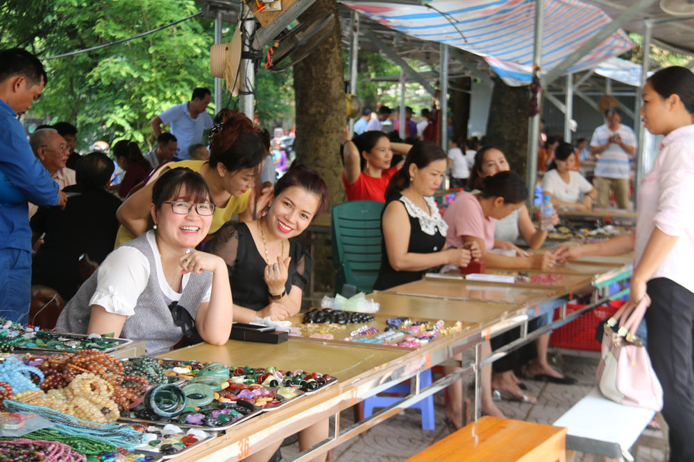 Bất ngờ những món hàng nhỏ xíu giá tiền tỷ trong khu chợ quê ở Yên Bái-2