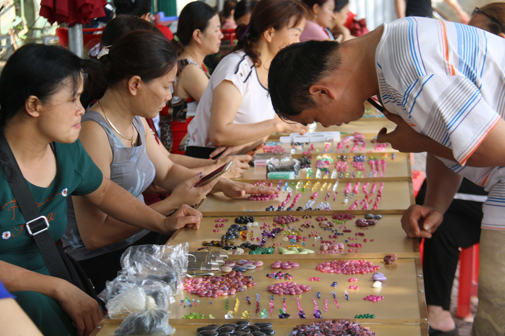 Bất ngờ những món hàng nhỏ xíu giá tiền tỷ trong khu chợ quê ở Yên Bái-3