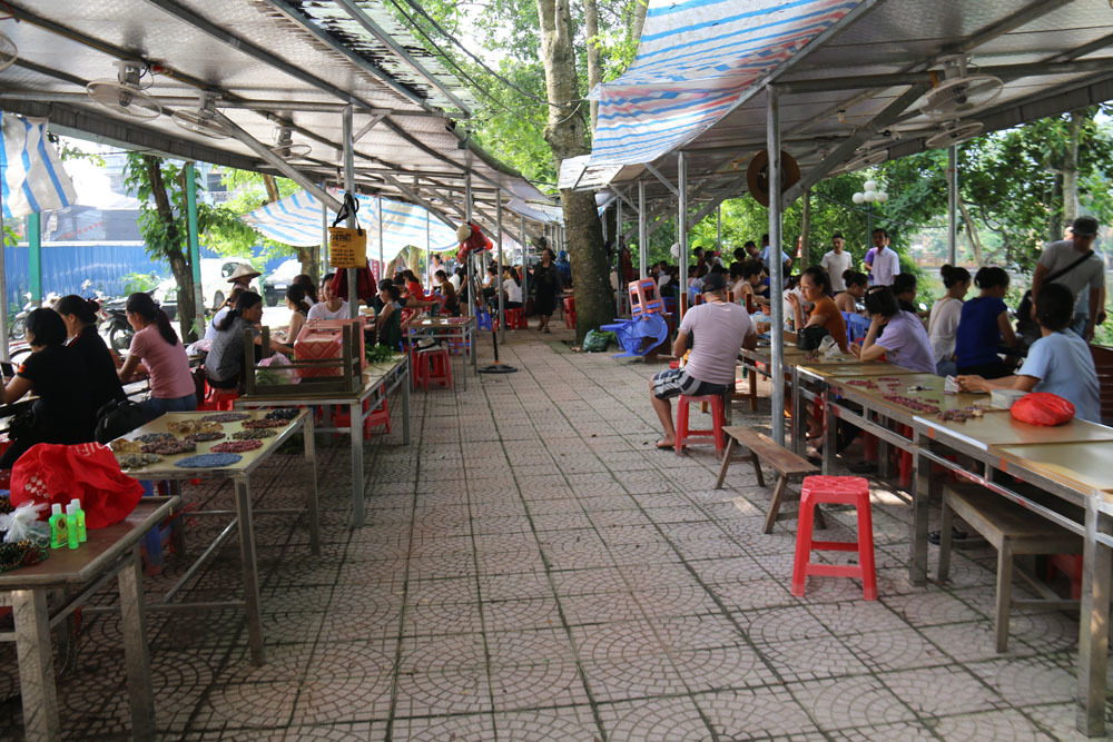 Bất ngờ những món hàng nhỏ xíu giá tiền tỷ trong khu chợ quê ở Yên Bái-5