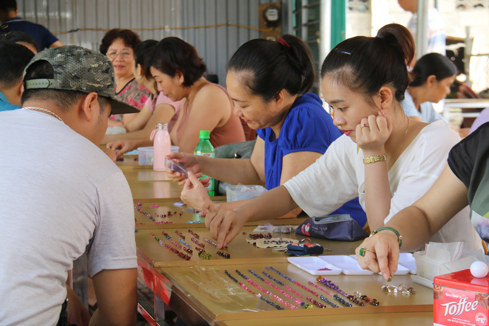 Bất ngờ những món hàng nhỏ xíu giá tiền tỷ trong khu chợ quê ở Yên Bái-6