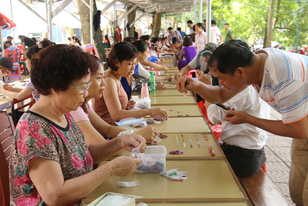 Bất ngờ những món hàng nhỏ xíu giá tiền tỷ trong khu chợ quê ở Yên Bái-7