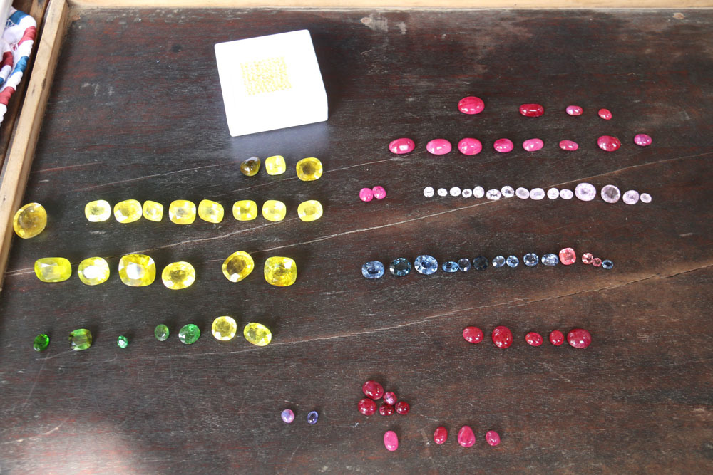 Bất ngờ những món hàng nhỏ xíu giá tiền tỷ trong khu chợ quê ở Yên Bái-10