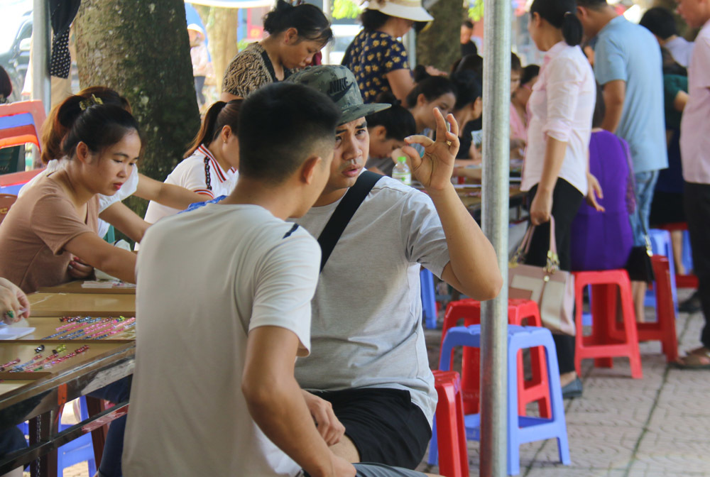 Bất ngờ những món hàng nhỏ xíu giá tiền tỷ trong khu chợ quê ở Yên Bái-11