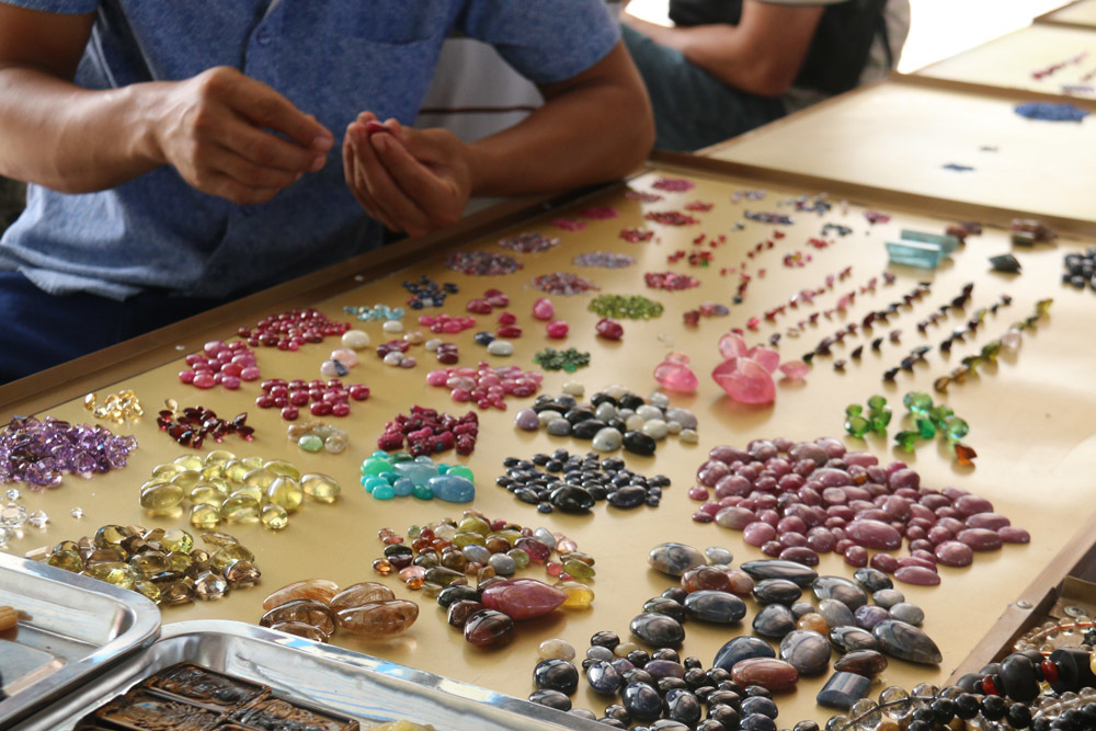 Bất ngờ những món hàng nhỏ xíu giá tiền tỷ trong khu chợ quê ở Yên Bái-14