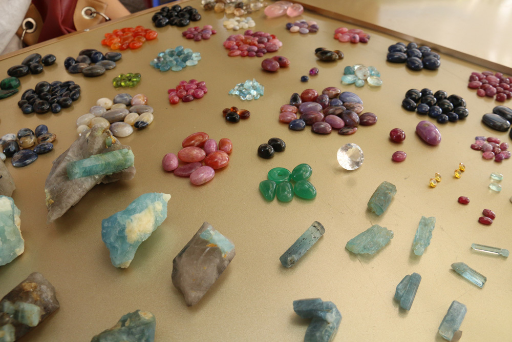 Bất ngờ những món hàng nhỏ xíu giá tiền tỷ trong khu chợ quê ở Yên Bái-16