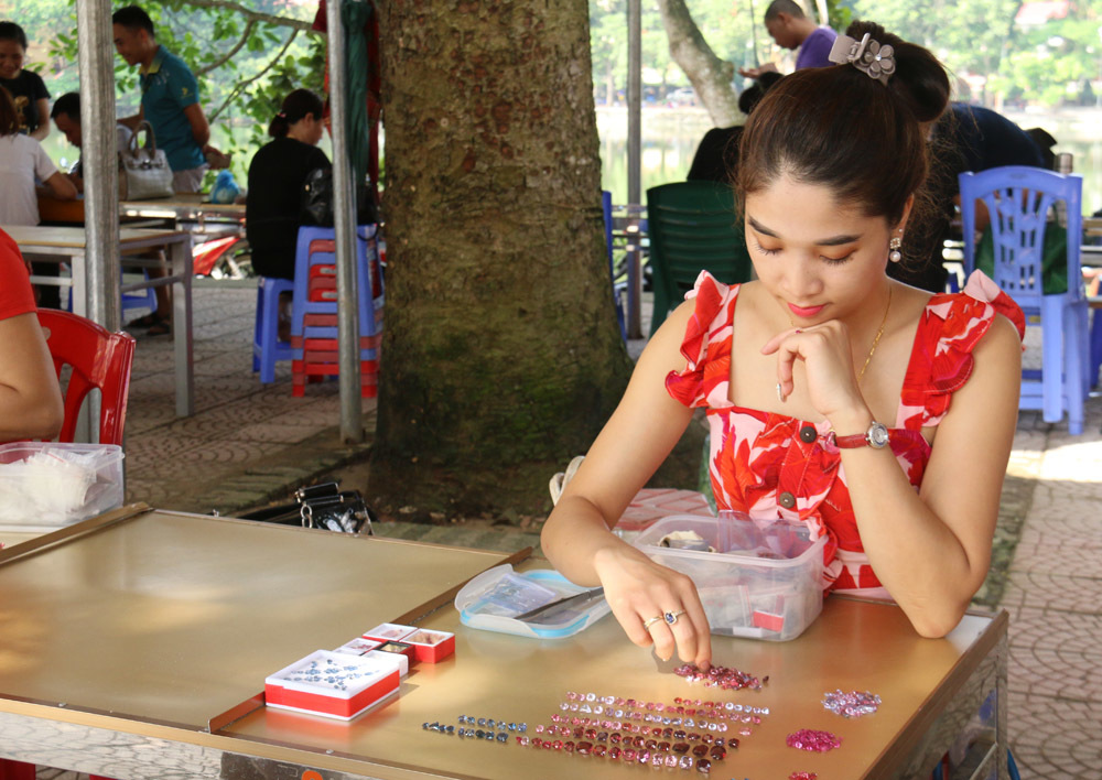 Bất ngờ những món hàng nhỏ xíu giá tiền tỷ trong khu chợ quê ở Yên Bái-8