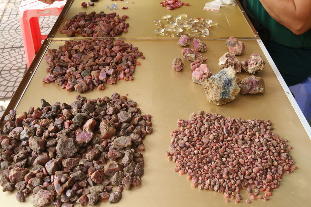 Bất ngờ những món hàng nhỏ xíu giá tiền tỷ trong khu chợ quê ở Yên Bái-9