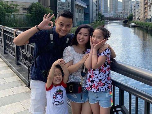 Ít ai làm được như con gái Hồng Đăng, sẵn sàng dành tiền tiết kiệm để thực hiện ước mơ cho bố