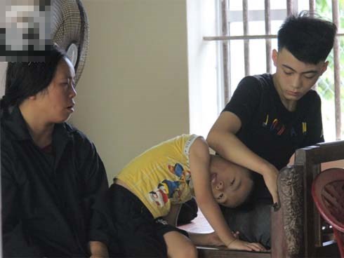 Tương lai mờ mịt của 3 đứa trẻ mồ côi bố, mẹ khờ khạo như trẻ lên ba sau cơn tai biến bất ngờ