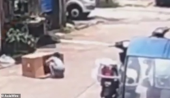 Để con gái 5 tuổi chui vào thùng carton chơi ngay giữa đường, chỉ trong nháy mắt bố mẹ đã hoảng loạn kêu cứu vì tai nạn hy hữu-3