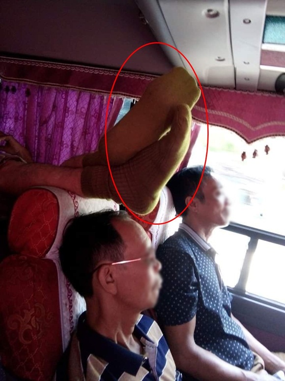 Bức ảnh gây phẫn nộ nhất MXH hôm nay: Đôi chân kém duyên thản nhiên gác ngay trên đầu hành khách lớn tuổi ngồi phía trước-2