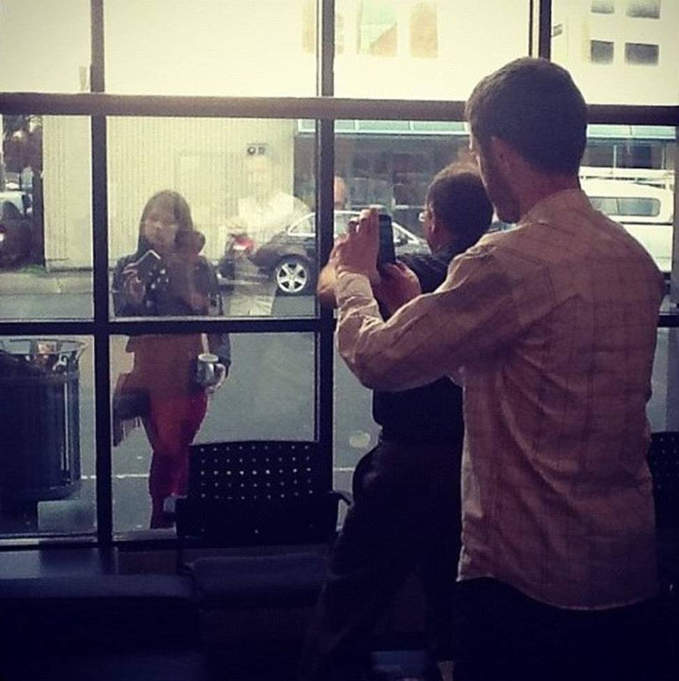 Con người đang ngày càng sống ảo bất chấp sự hiểm nguy-3