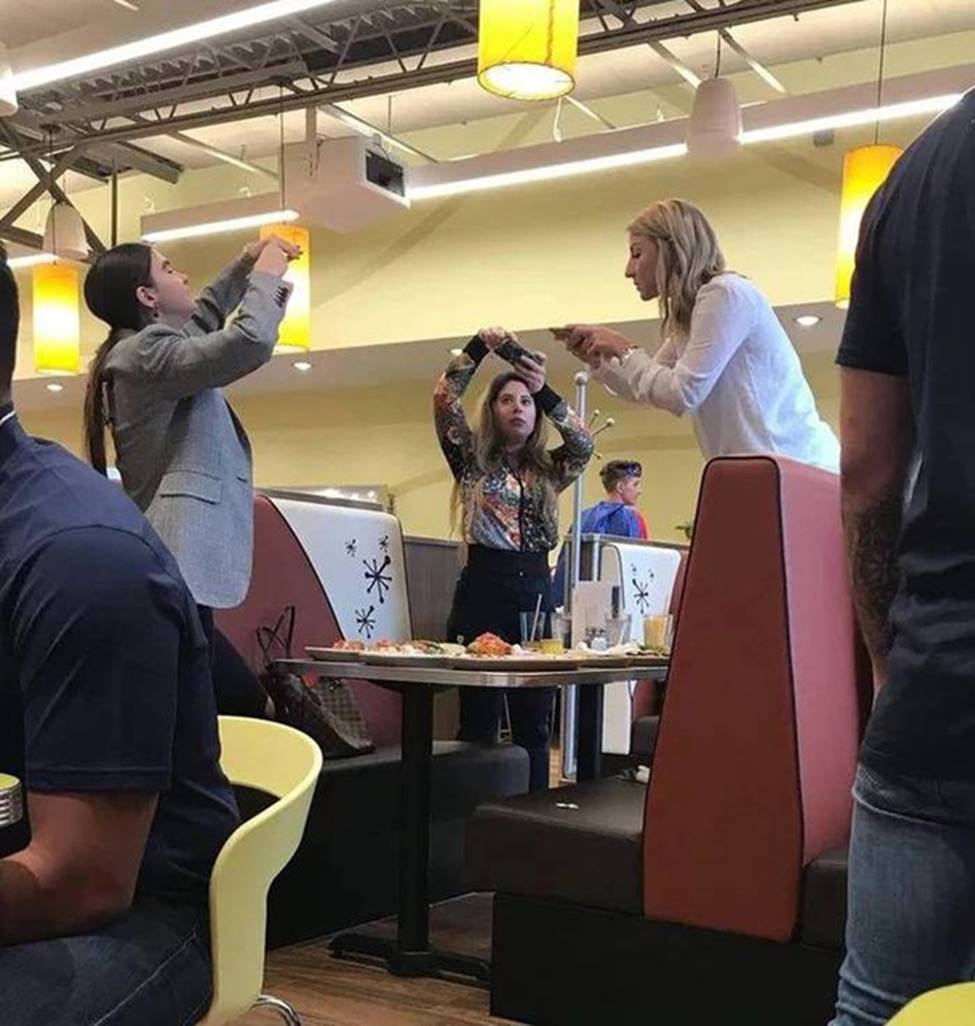 Con người đang ngày càng sống ảo bất chấp sự hiểm nguy-4