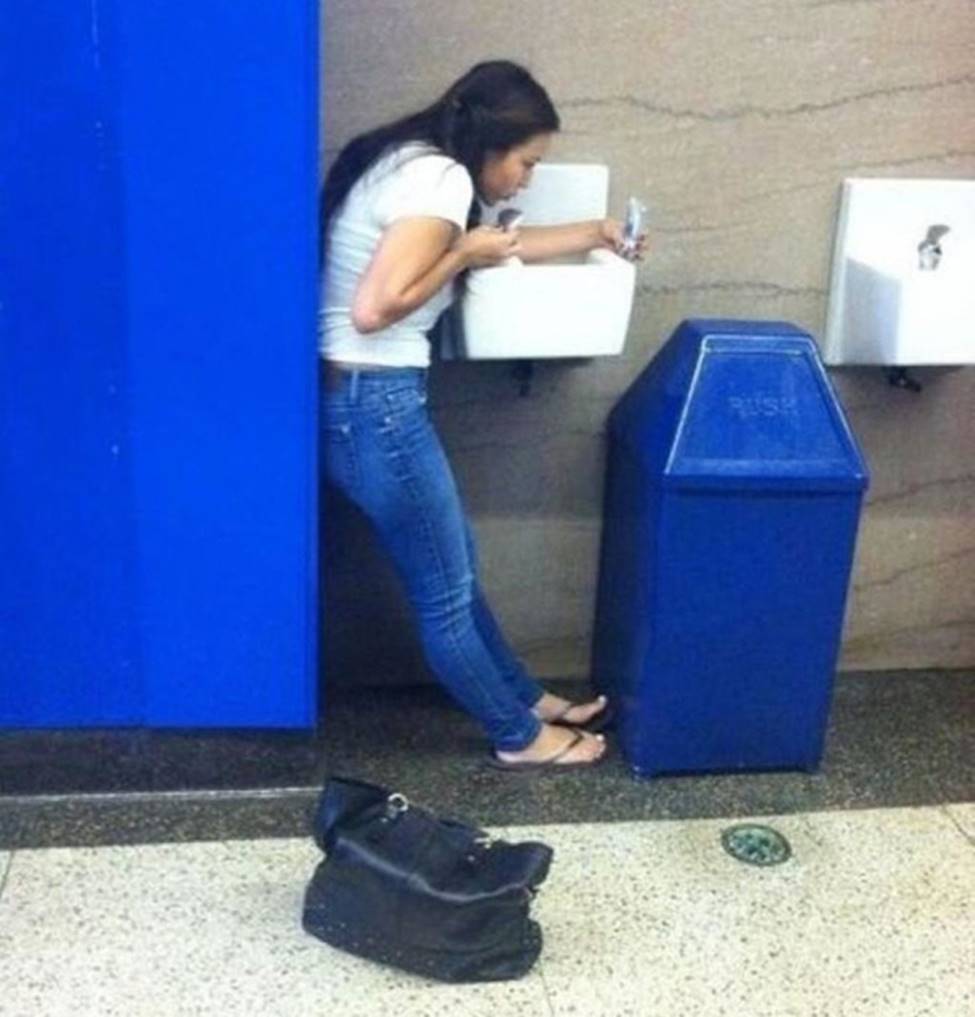 Con người đang ngày càng sống ảo bất chấp sự hiểm nguy-7