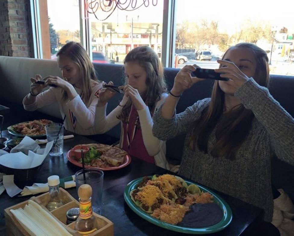 Con người đang ngày càng sống ảo bất chấp sự hiểm nguy-13